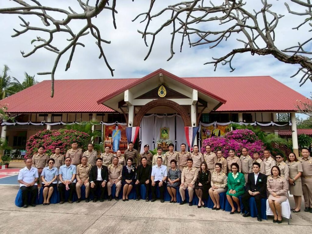 วันที่ 22 ธันวาคม 2568นางสาวียะ พันธุ์ฤทธิ์ ผู้อำนวยการ สกร.ระดับอำเภอกุดชุม พร้อมด้วยบุคลากร สกร.ระดับอำเภอกุดชุมโซนสร้างหนองงาม ร่วมต้อนรับคณะกรรมการตรวจเยี่ยมสถานีอนามัยเฉลิมพระเกียรติ 60 พรรษา นวมินทราชินี บ้านแดง ตำบลโพนงาม อำเภอกุดชุม จังหวัดยโสธรโดยมีนายแพทย์ธเรศ กรัษนัยรวิวงศ์ ที่ปรึกษามูลนิธิสถานีอนามัยเฉลิมพระเกียรติ 60 พรรษา นวมินทราชีนี เป็นปนะธานการตรวจเยี่ยมณ สถานีอนามัยเฉลิมพระเกียรติ 60 พรรษา นวมินทราชินี บ้านแดง ตำบลโพนงาม อำเภอกุดชุม จังหวัดยโสธร