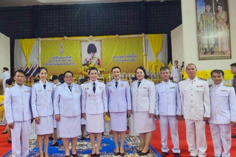 ร่วมพิธีถวายเครื่องราชสักการะและวางพานพุ่ม และพิธีจุดเทียนถวายพระพรชัยมงคล
