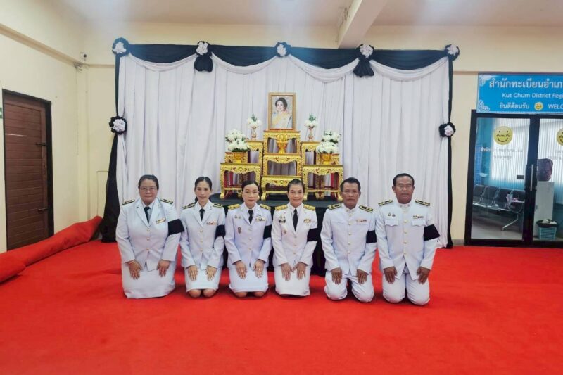 พิธีสรงน้ำพระบรมศพ เบื้องหน้าพระฉายาลักษณ์สมเด็จพระนางเจ้าสิริกิติ์ พระบรมราชินีนาถ พระบรมราชชนนี พันปีหลวง
