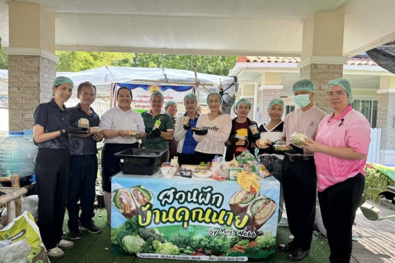 โครงการพัฒาอาชีพชุมชน หลักสูตร วิชาการทำสลัดโรล     แซนวิช จำนวน 6 ชั่วโมง