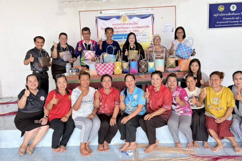กิจกรรมการเรียนรู้เพื่อพัฒนาตนเอง โครงการพัฒนาอาชีพชุมชน หลักสูตร 3-9 ชั่วโมง วิชาการจักสานตะกร้าจากเส้นพลาสติก จำนวน 6 ชั่วโมง