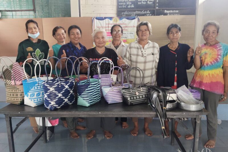 โครงการพัฒนาอาชีพชุมชน หลักสูตร วิชาการจักสานตะกร้าจากเส้นพลาสติก จำนวน 6 ชั่วโมง