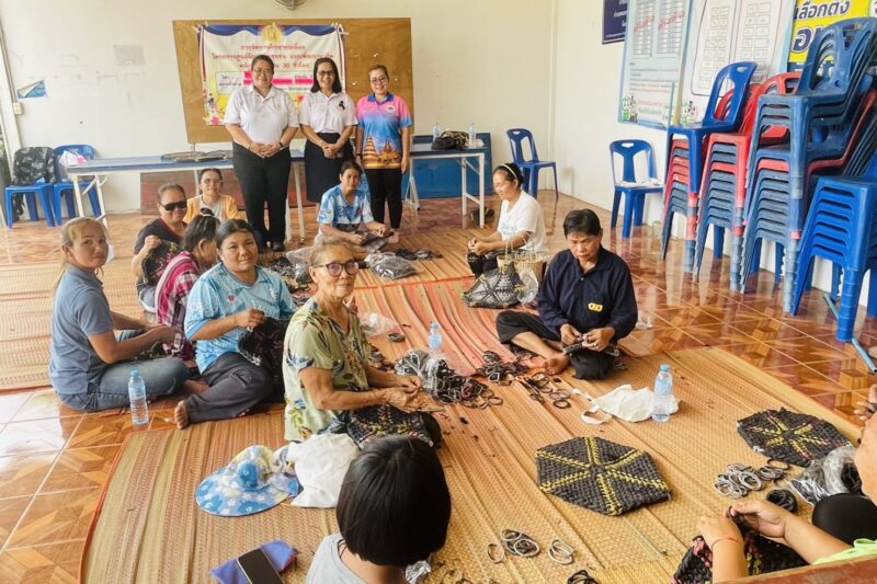 โครงการพัฒนาอาชีพชุมชน หลักสูตร วิชาการทำพรมเช็ดเท้า จำนวน 6 ชั่วโมง