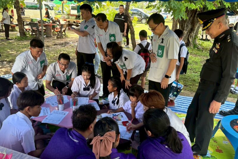 🌼วันพฤหัสบดี ที่ 21 พฤษภาคม 2569⏰เวลา 08.30น.👩‍💼นางสาวียะ พันธุ์ฤทธิ์ ผู้อำนวยการศูนย์ส่งเสริมการเรียนรู้ระดับอำเภอกุดชุมมอบหมายให้ นางบุศรา คมจิตร ครูชำนาญการพร้อมด้วยด้วยบุคลากร สกร.ระดับอำเภอกุดชุม👉โครงการจังหวัดเคลื่อนที่ ”เพิ่มรอยยิ้ม เติมความสุข ให้คนยโสธร”ครั้งที่ 7 ประจำปีงบประมาณ พ.ศ.2569 ”เพื่อให้บริการ ส่งเสริมการอ่านในการจัดโครงการส่งเสริมการอ่านห้องสมุดเคลื่อนที่ ประจำปี พ.ศ. 2569” 💠โดยมีกิจกรรมดังนี้👉จำหน่ายผลิตภัณฑ์อาชีพ ทั้ง 9 ตำบล👉กิจกรรมส่งเสริมการอ่าน คิวอาร์โค้ดส่งสนุก👉กิจกรรมหาคำปริศนา👉กิจกรรมรถโมบายเคลื่อนที่ ➡️ โดยมี ว่าที่ร้อยตรี ขรรค์ไชย ทันธิมา รองผู้ว่าราชการจังหวัดยโสธร เป็นประธานในพิธีเปิด📌 ณ โรงเรียนชุมชนบ้านโนนเปือย (มหาพิมพ์สงเคราะห์) หมู่ที่ 14 ตำบลโนนเปือย อำเภอกุดชุม จังหวัดยโสธร
