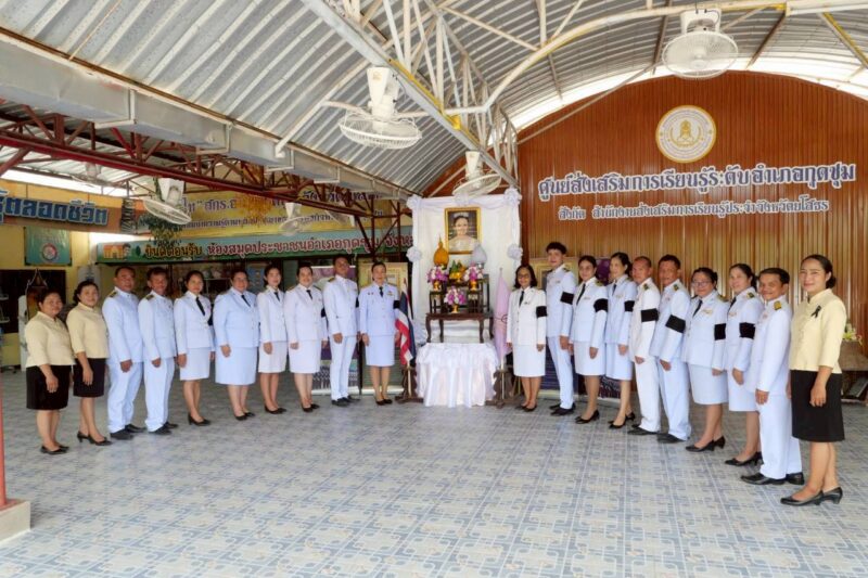 💜💜วันที่ 3 มิถุนายน 2569 💜💜👩‍💼นางสาวียะ พันธุ์ฤทธิ์ ผู้อำนวยการศูนย์ส่งเสริมการเรียนรู้ระดับอำเภอกุดชุม💠พร้อมด้วย บุคลากรศูนย์ส่งเสริมการเรียนรู้ระดับอำเภอกุดชุม💜💜เข้าร่วมพิธีเฉลิมพระเกียรติ เนื่องในโอกาสพระราชพิธีมหามงคลเฉลิมพระชนมพรรษา 4 รอบ สมเด็จพระนางเจ้าฯ พระบรมราชินี 3 มิถุนายน 2569🔹โดยมี นายสิงห์คำ พันธเพชร นายอำเภอกุดชุม เป็นประธานในพิธี มีกิจกรรมดังนี้⏰เวลา 07.30 น. พิธีเจริญพระพุทธมนต์และทำบุญตักบาตรถวายพระราชกุศล ณ หอประชุมอำเภอกุดชุมและบริเวณหน้าที่ว่าการอำเภอกุดชุม⏰✍️เวลา 08.30น. พิธีลงนามถวายพระพรชัยมงคล ณ หอประชุมอำเภอกุดชุมจังหวัดยโสธร⏰💜 เวลา 09.00 น. พิธีกล่าวสดุดีเฉลิมพระเกียรติถวายพระพรชัยมงคลและลงนามถวายพระพรชัยมงคล🎯ณ สกร.ระดับอำเภอกุดชุม