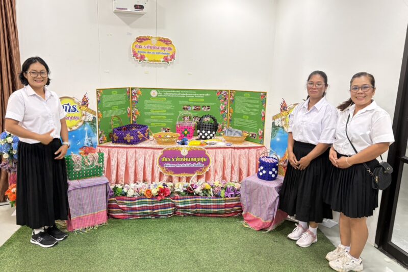 📅วันพุธ ที่ 9 กรกฎาคม 2569👩‍🏫นางสาวียะ พันธุ์ฤทธิ์ผู้อำนวยการ สกร.ระดับอำเภอกุดชุมมอบหมายให้นางบุษรา คมจิตา ครูชำนาญการนางสาวกฤษติกา ศุภชาตินางสาวสุวลักษณ์ ประทุมวันและ นายจันทรานนท์ ไตรยสุทธิ์ครู ศกร.ระดับตำบล👉เข้าร่วม โครงการประกวดโครงงานด้านวิทยาศาสตร์ด้านสิ่งแวดล้อม สำหรับนักศึกษา สกร. ระดับพื้นที่ ได้รับรางวัลชมเชย ประเภทนวัตกรรมจากขยะ👨โดยมี นายอวยชัย สุขณะล้ำ ผู้อำนวยการศูนย์วิทยาศาสตร์และวัฒนธรรมเพื่อการศึกษาร้อยเอ็ด เป็นประธานเปิดโครงการ⭐️กรรมการตัดสินโครงงาน1.ผศ.เอกบดินทร์ กลิ่นเกษร อาจารย์ประจำสาขาไฟฟ้าคณะศิลปศาสตร์วิทยาศาสตร์2.อาจารย์ ดร.สรรเพชญ นิลผาย ผู้ช่วยคณบดีคณะศิลปศาสตร์และวิทยาศาสตร์ ฝ่ายบริการวิชาการและพัฒนาวิจัย3.อาจารย์ยุทธพันธ์ คำวัน รองผู้อำนวยการคลินิกเทคโนโลยีมหาวิทยาลัยราชภัฏร้อยเอ็ด📌 ณ ศูนย์วิทยาศาสตร์และวัฒนธรรมเพื่อการศึกษาร้อยเอ็ด