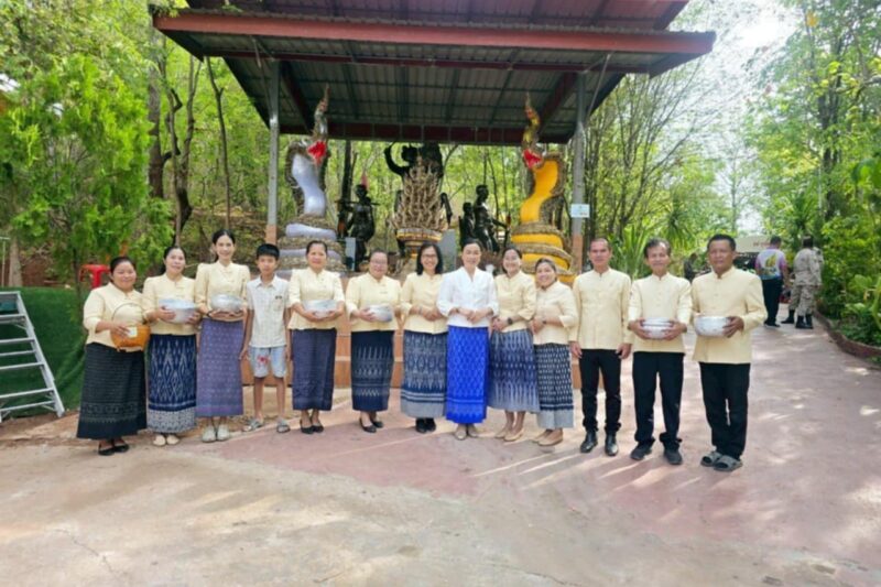 ตักบาตรทำบุญวัดภูแผงม้า(วัดเขาอภิญญา)