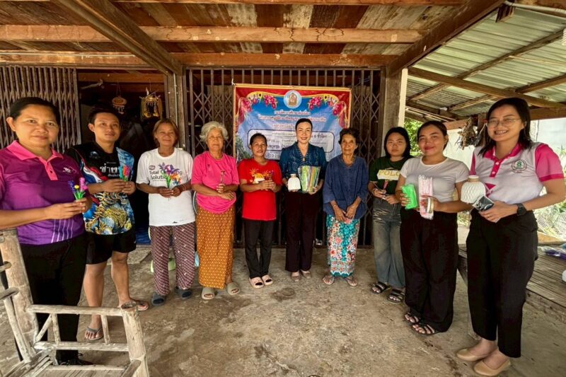 โครงการศูนย์ฝึกอาชีพชุมชน หลักสูตรไม่เกิน 30 ชั่วโมง กลุ่มสนใจ วิชาการดอกไม้จากหลอด จำนวน 6 ชั่วโมง