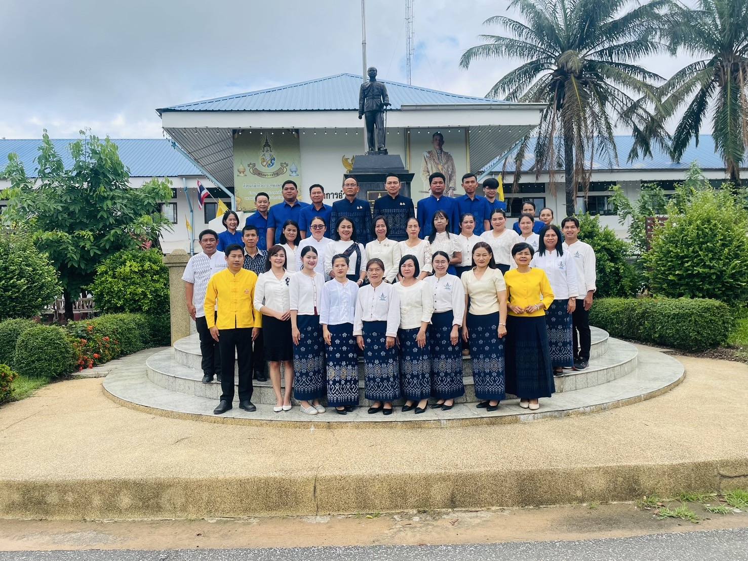 สกร.ระดับอำเภอคำเขื่อนแก้ว ร่วมขับเคลื่อนการรณรงค์สวมใส่ผ้าไทยในการปฏิบัติงาน