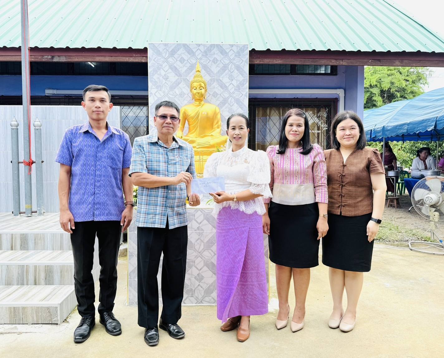 ร่วมพิธีประดิษฐานพระพุทธรูป