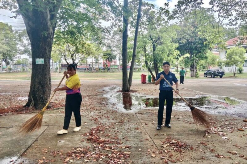 ทำกิจกรรม 5 ส. กวาดใบไม้ ลานกิจกรรมหน้าห้องสมุดประชาชนอำเภอค้อวัง ภายนอกสำนักงาน