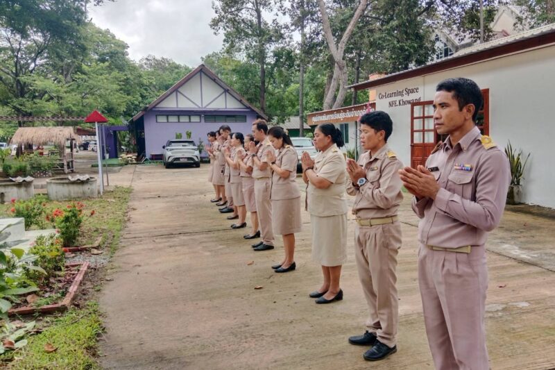 เข้าแถวเคารพธงชาติ สวดมนต์ไหว้พระ เพื่อแสดงออกถึงความจงรักภักดีต่อสถาบันชาติ