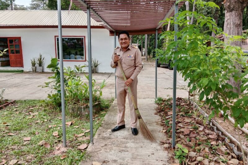 บุคลากร สกร.ระดับอำเภอค้อวัง ทำกิจกรรม 5 ส. กวาดใบไม้ ลานกิจกรรมหน้าห้องสมุดประชาชนอำเภอค้อวัง ทำความสะอาดบริเวณภายในและภายนอกสำนักงาน