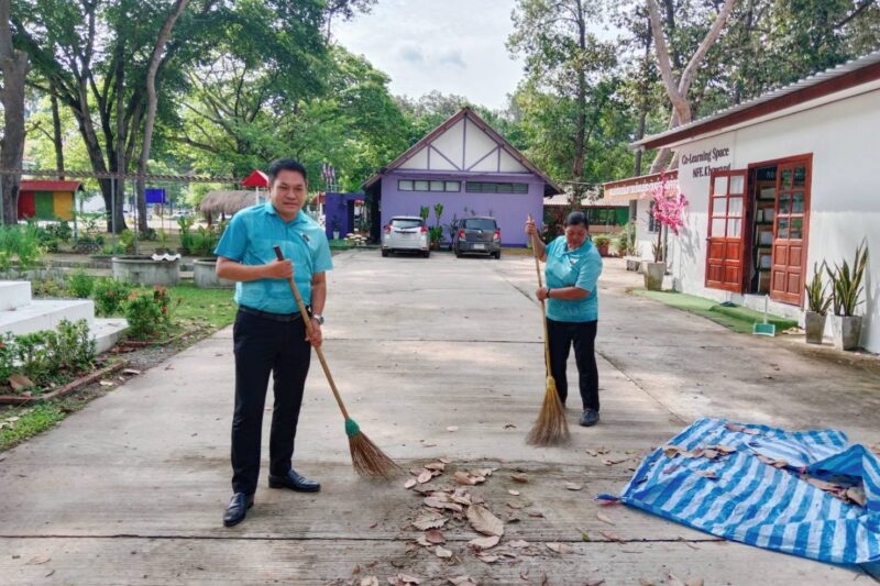 สกร.ระดับอำเภอค้อวัง ทำกิจกรรม 5 ส. กวาดใบไม้ ลานกิจกรรมหน้าห้องสมุดประชาชนอำเภอค้อวัง ทำความสะอาดบริเวณภายในและภายนอกสำนักงาน