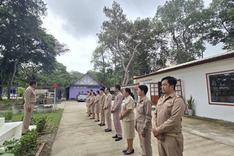 เข้าแถวเคารพธงชาติ สวดมนต์ไหว้พระ เพื่อแสดงออกถึงความจงรักภักดีต่อสถาบันชาติ