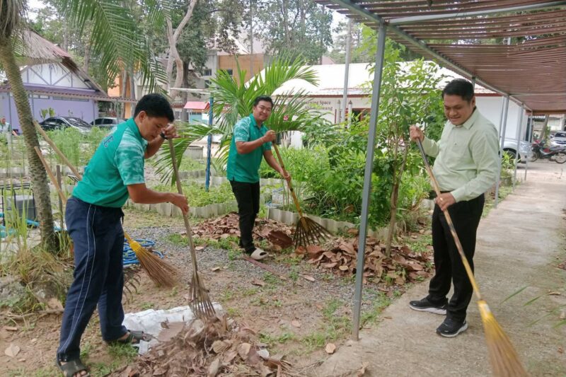 สกร.ระดับอำเภอค้อวัง ทำกิจกรรม 5 ส. กวาดใบไม้ ลานกิจกรรมหน้าห้องสมุดประชาชนอำเภอค้อวัง ทำความสะอาดบริเวณภายในและภายนอกสำนักงาน