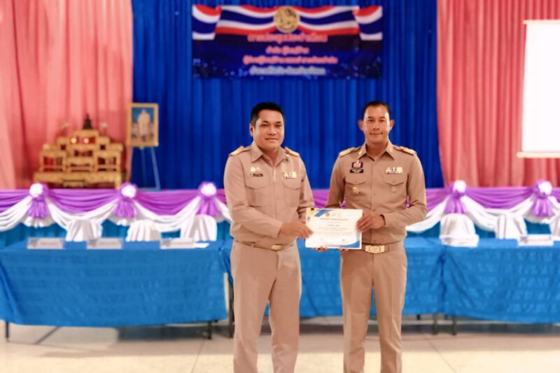 รับเกียรติบัตรโครงการอบรมความรู้เชิงปฏิบัติการอาสาสมัครขับขี่ปลอดภัยเสริมสร้างวินัยจราจรและป้องกันอุบัติเหตุบนท้องถนน