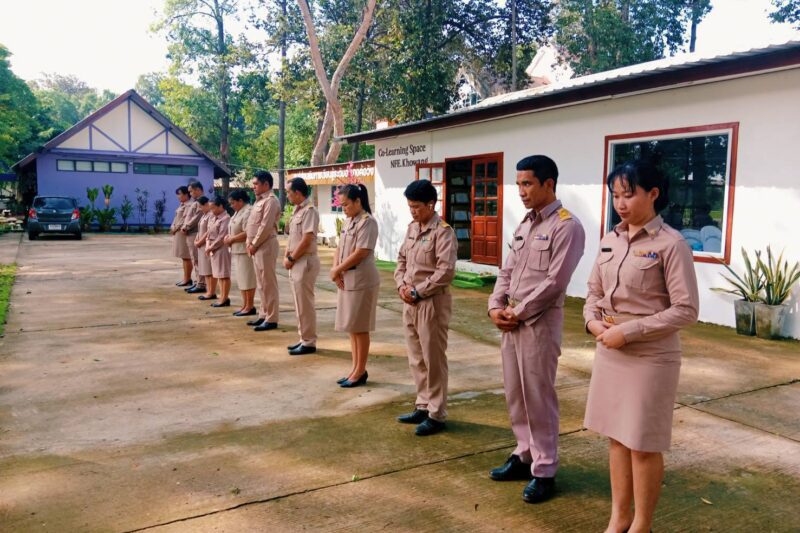 เข้าแถวเคารพธงชาติ สวดมนต์ไหว้พระ เพื่อแสดงออกถึงความจงรักภักดีต่อสถาบันชาติ
