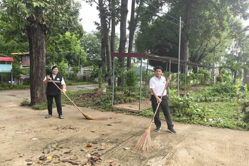 ทำกิจกรรม 5 ส. กวาดใบไม้ ลานกิจกรรมหน้าห้องสมุดประชาชนอำเภอค้อวัง ทำความสะอาดบริเวณภายในและภายนอกสำนักงาน