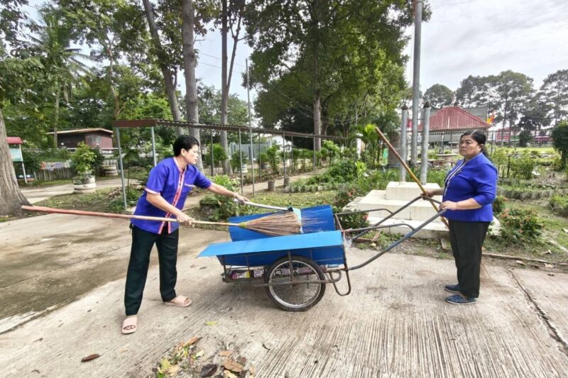 บุคลากร สกร.ระดับ อำเภอค้อวัง ทำกิจกรรม 5 ส. กวาดใบไม้ ลานกิจกรรมหน้าห้องสมุดประชาชนอำเภอค้อวัง ทำความสะอาดบริเวณภายในและภายนอกสำนักงาน