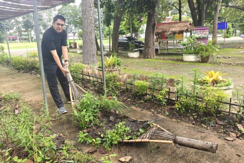 ทำกิจกรรม 5 ส. กวาดใบไม้ ลานกิจกรรมหน้าห้องสมุดประชาชนอำเภอค้อวัง ทำความสะอาดบริเวณภายในและภายนอกสำนักงาน