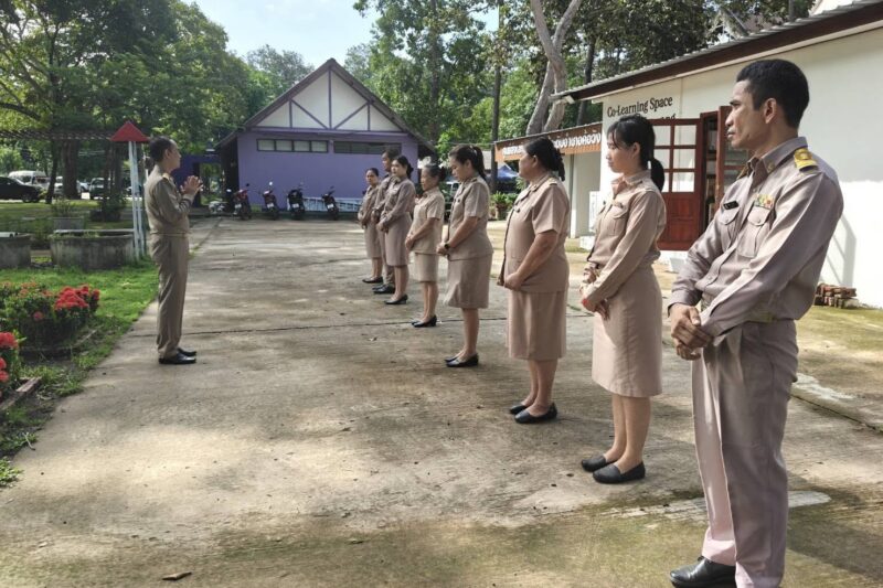 เข้าแถวเคารพธงชาติ สวดมนต์ไหว้พระ เพื่อแสดงออกถึงความจงรักภักดีต่อสถาบันชาติ