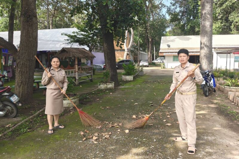 สกร.ระดับ อำเภอค้อวัง ทำกิจกรรม 5 ส. กวาดใบไม้ ลานกิจกรรมหน้าห้องสมุดประชาชนอำเภอค้อวัง ทำความสะอาดบริเวณภายในและภายนอกสำนักงาน