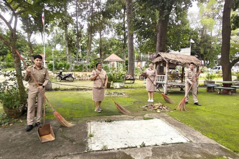 ทำกิจกรรม 5 ส. กวาดใบไม้ ลานกิจกรรมหน้าห้องสมุดประชาชนอำเภอค้อวัง ทำความสะอาดบริเวณภายในและภายนอกสำนักงาน