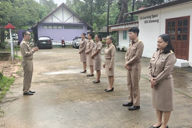 เข้าแถวเคารพธงชาติ สวดมนต์ไหว้พระ เพื่อแสดงออกถึงความจงรักภักดีต่อสถาบันชาติ