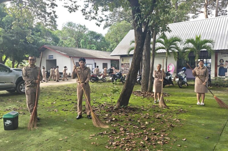 กิจกรรม 5 ส. กวาดใบไม้ ลานกิจกรรมหน้าห้องสมุดประชาชนอำเภอค้อวัง ทำความสะอาดบริเวณภายในและภายนอกสำนักงาน