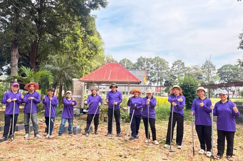 ทำกิจกรรม 5 ส. ปรับปรุงภูมิทัศน์เตรียมแปลงปลูกดอกไม้และผักบริเวณฐานการเรียนรู้สวนรักษ์