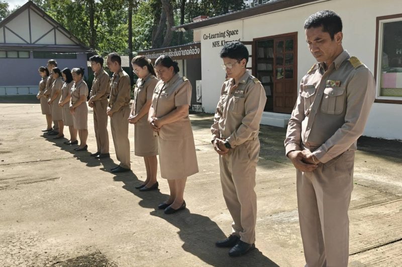 เข้าแถวเคารพธงชาติ สวดมนต์ไหว้พระ เพื่อแสดงออกถึงความจงรักภักดีต่อสถาบันชาติ