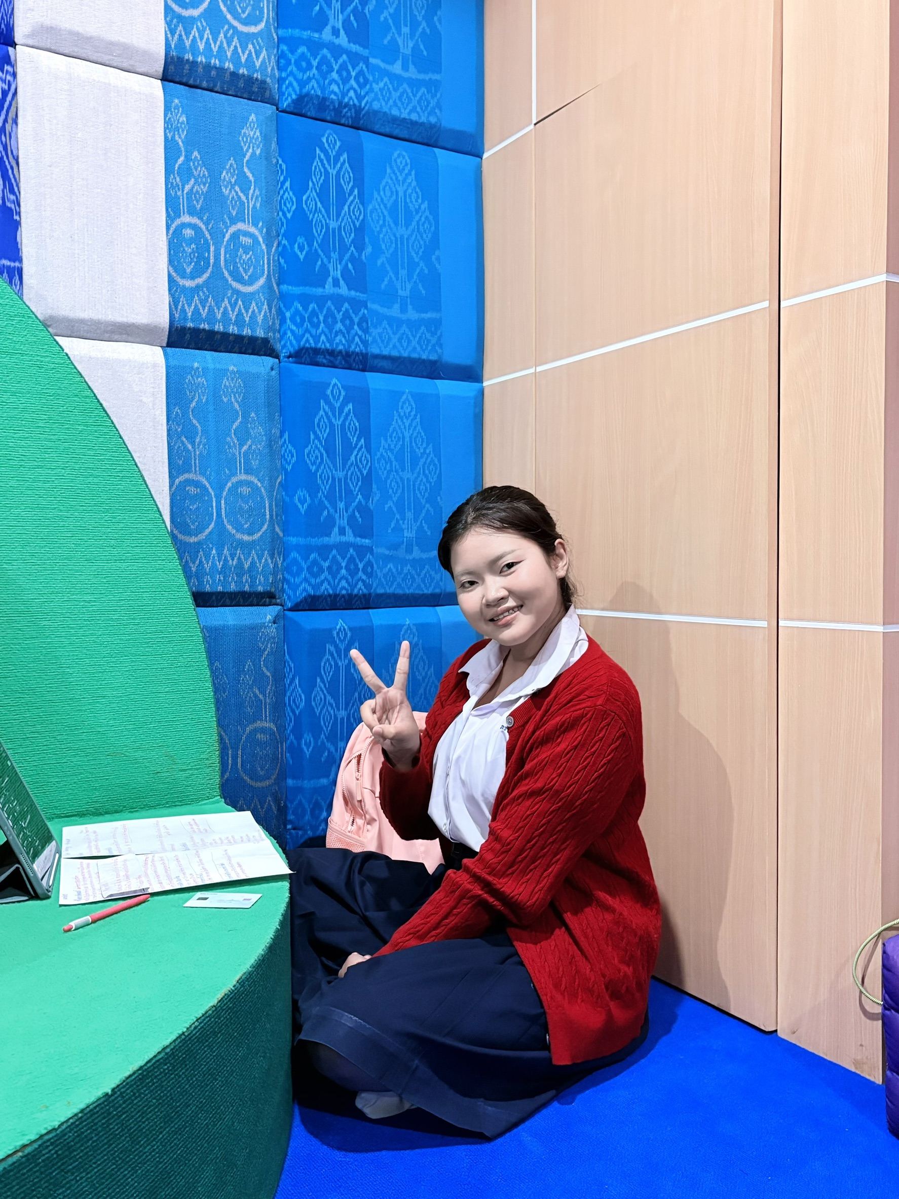 ผู้เข้าใช้บริการห้องสมุด เข้ามาใช้พื้นที่ในห้องสมุดประชาชน “เฉลิมราชกุมารี” จังหวัดยโสธร ในการเข้าสอบสัมภาษณ์เข้าศึกษาต่อ เเบบออนไลน์ ของมหาวิทยาลัยมหาสารคาม