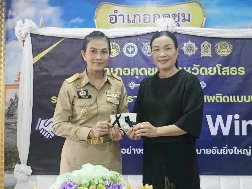ร่วมกิจกรรมทำโบว์สีดำ เพื่อติดเสื้อในการถวายความอาลัย