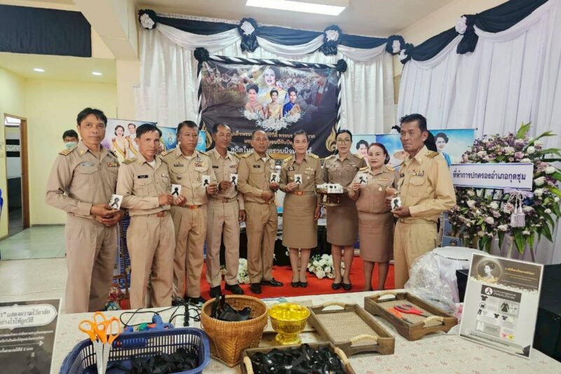 จัดกิจกรรมประดิษฐ์และแจกจ่าย โบว์สีดำ เพื่อติดเสื้อการถวายความอาลัย