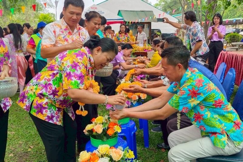 โครงการพัฒนาบุคลากรด้านการเสริมสร้างความสามัคคี คุณธรรม จริยธรรม ด้วยการอนุรักษ์ประเพณีวัฒนธรรมไทยในวันสงกรานต์