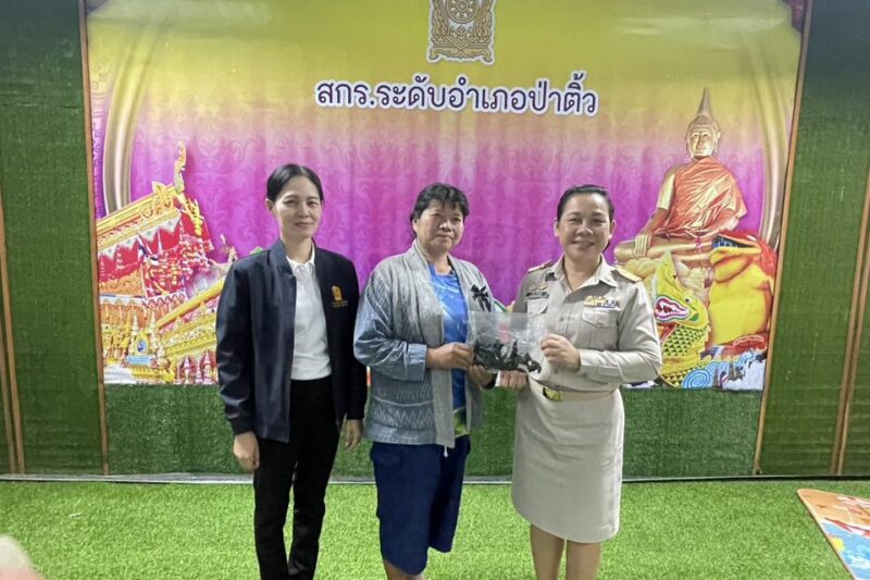 กิจกรรมทำโบว์สีดำ ติดเสื้อ พร้อมแจกให้กับประชาชนอำเภอป่าติ้ว ในการถวายความอาลัย สมเด็จพระนางเจ้าสิริกิติ์ พระบรมราชินีนาถ พระบรมราชชนนีพันปีหลวง ด้วยความสำนึกในพระมหากรุณาธิคุณอันหาที่สุดมิได้