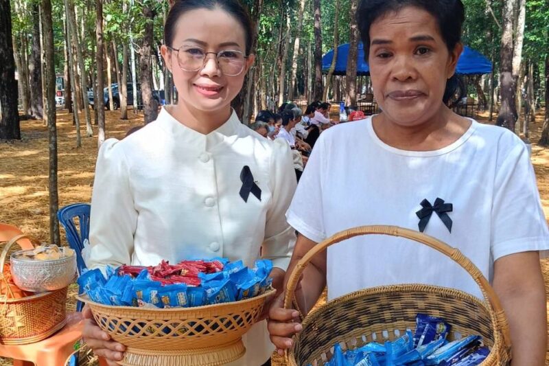 ร่วมทำบุญใส่บาตร ถวายภัตตาหาร แดพระภิกษุสามเณร ผู้เข้าร่วมปฏิบัติธรรม ในวันที่ 31 ตุลาคม 2568