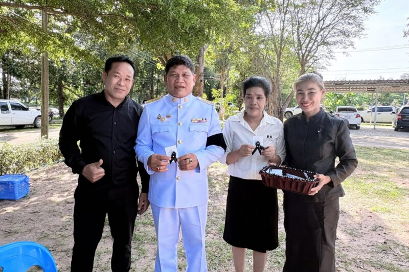 กิจกรรมทำโบว์สีดำ ติดเสื้อ และมอบให้กับประชาชนในเขตตำบลกระจาย อำเภอป่าติ้ว ในการถวายความอาลัย สมเด็จพระนางเจ้าสิริกิติ์ พระบรมราชินีนาถ พระบรมราชชนนีพันปีหลวง ด้วยความสำนึกในพระมหากรุณาธิคุณอันหาที่สุดมิได้