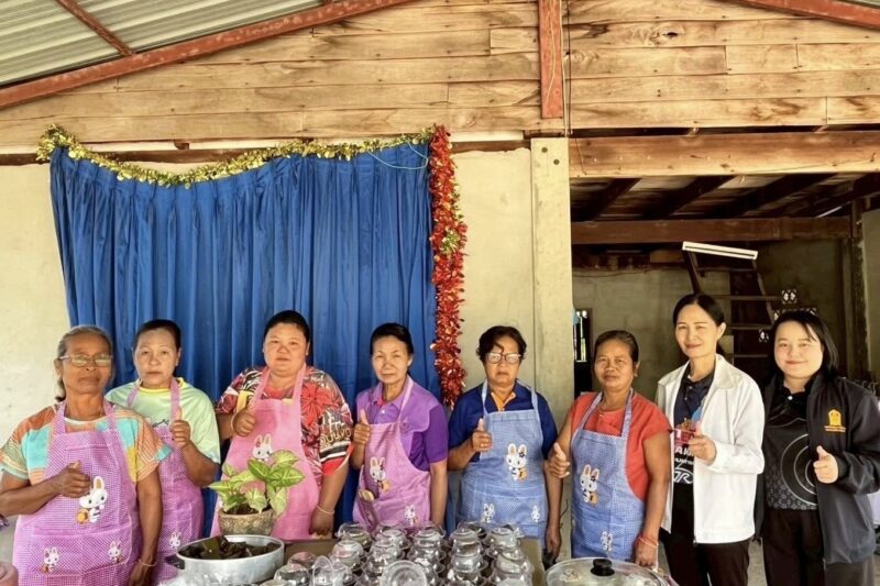 โครงการพัฒาอาชีพชุมชน หลักสูตร วิชาการทำขนมไทย (ขนมเทียน/ขนมกล้วยมะพร้าวอ่อนห่อใบตอง/ ขนมครองแครงกะทิสดใบเตยมะพร้าวอ่อน) จำนวน 9 ชั่วโมง