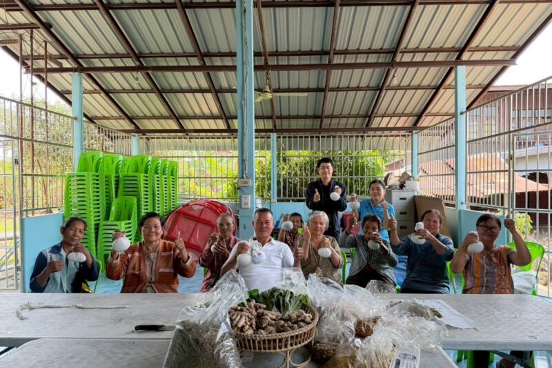 โครงการพัฒาอาชีพชุมชน หลักสูตรการทำลูกประคบสมุนไพรจำนวน 9 ชั่วโมง