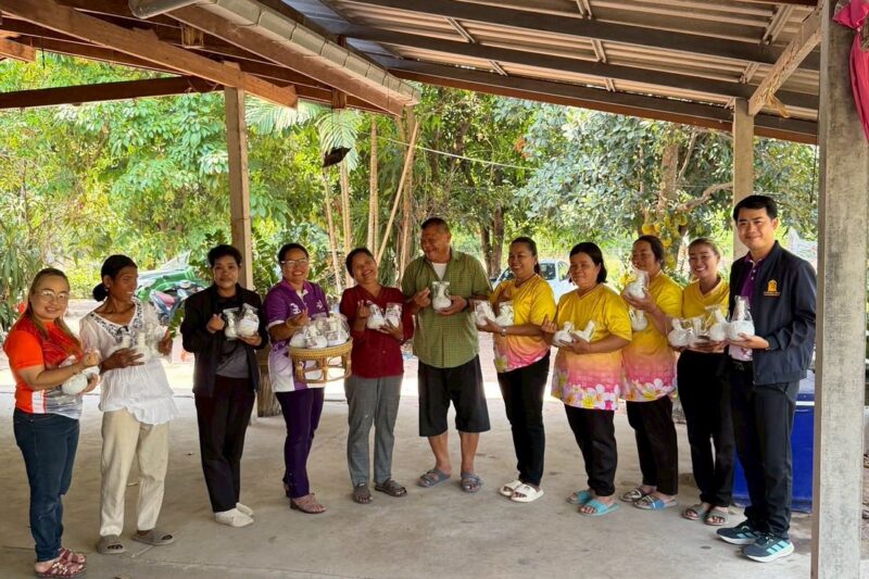 โครงการพัฒาอาชีพชุมชน หลักสูตรการทำลูกประคบสมุนไพรจำนวน 9 ชั่วโมง