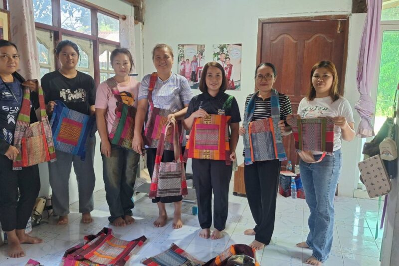 โครงการพัฒาอาชีพชุมชน หลักสูตรวิชาการทำกระเป๋าผ้าสะพายไหล่ จำนวน 9 ชั่วโมง