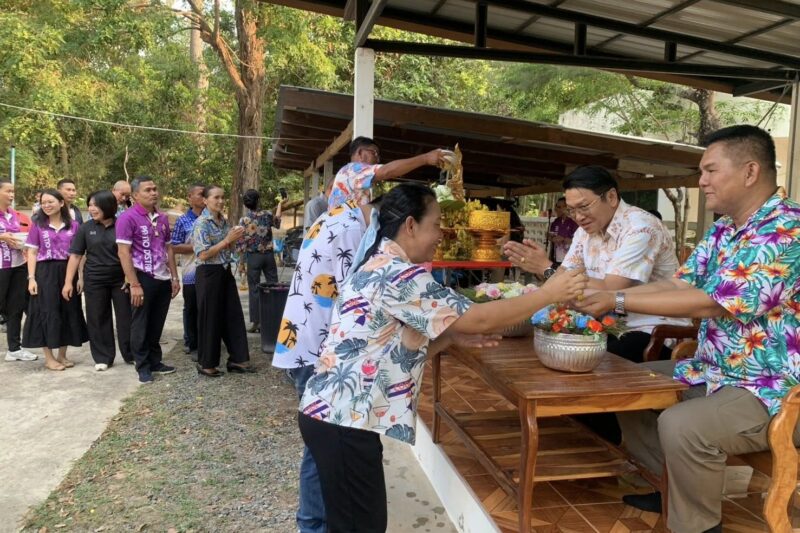 รดน้ำขอพรนายอำเภอป่าติ้วเพื่อสืบสานประเพณีไทยเนื่องในวันสงกรานต์