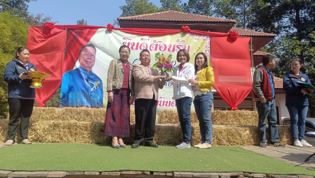 ร่วมต้อนรับนายอำเภอ