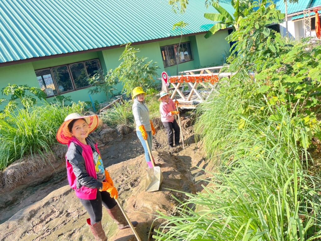 ร่วมทำกิจกรรม 5 ส. ทำความสะอาดบริเวณโดยรอบ สกร.ระดับอำเภอทรายมูล และสวนตามรอยพ่ออย่างพอเพียง