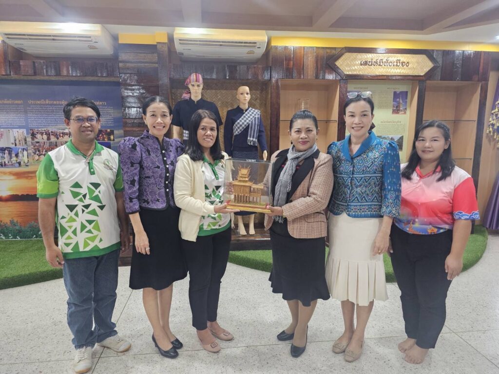 มอบโมเดล หอไตรประวัติศาสตร์ วัดบ้านนาเวียง สถานที่สำคัญของอำเภอทรายมูล รับมอบโดย นางสาวชลภัสสรณ์ บุญอาจ บรรณารักษ์ ชำนาญการ ห้องสมุดประชาชน”เฉลิมราชกุมารี