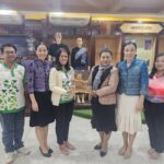 มอบโมเดล หอไตรประวัติศาสตร์ วัดบ้านนาเวียง สถานที่สำคัญของอำเภอทรายมูล รับมอบโดย นางสาวชลภัสสรณ์ บุญอาจ บรรณารักษ์ ชำนาญการ ห้องสมุดประชาชน”เฉลิมราชกุมารี