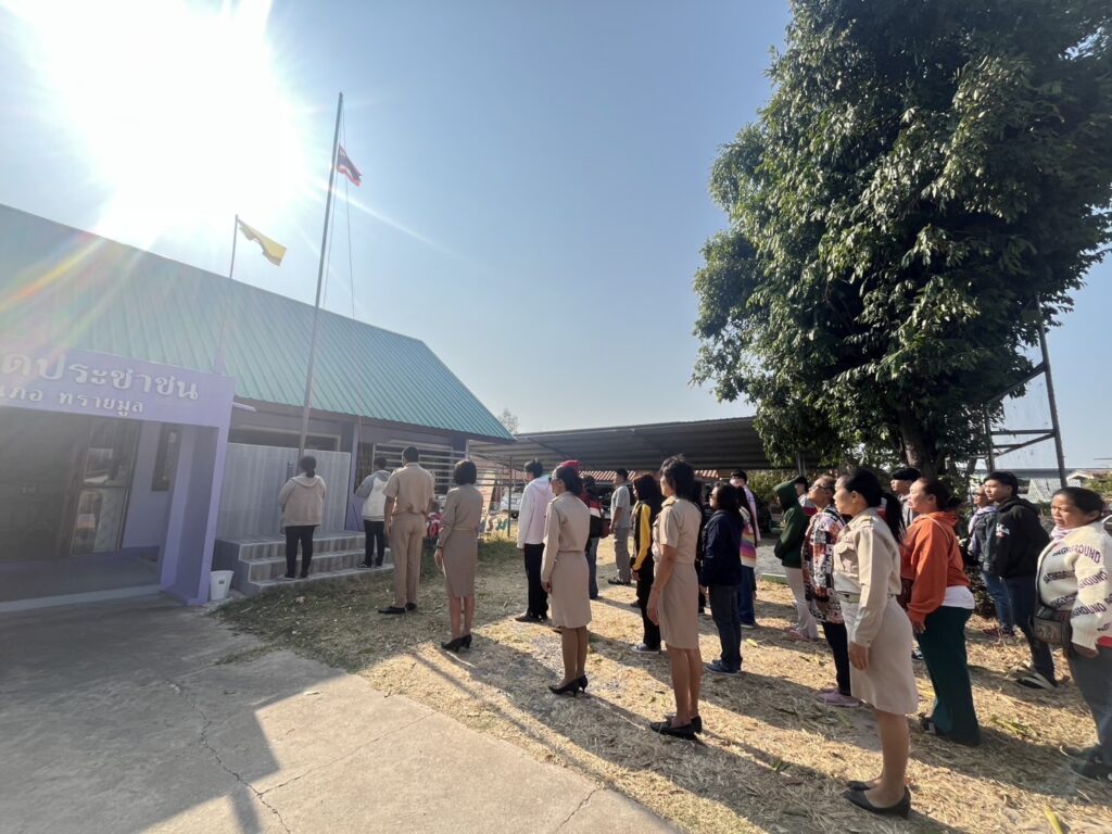 ทำกิจกรรมเคารพธงชาติ สวดมนต์ไหว้พระ เพื่อเป็นการแสดงถึงความจงรักภักดี ต่อสถาบันหลักของชาติ