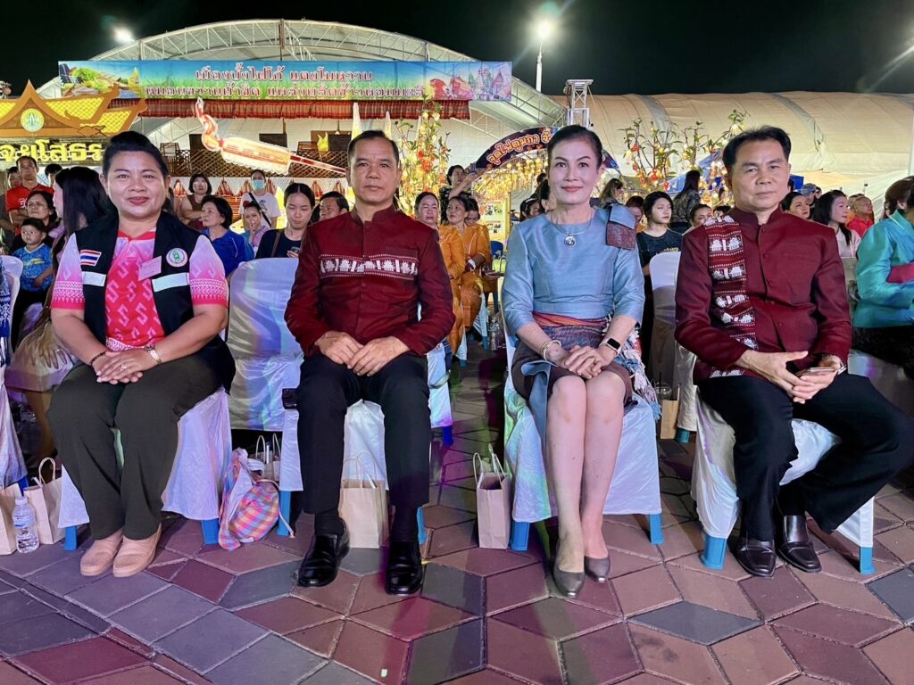 ร่วมรำบวงสรวง ณ ลานหน้าอนุสาวรีย์พระสุนทรราชวงศา (สิงห์)